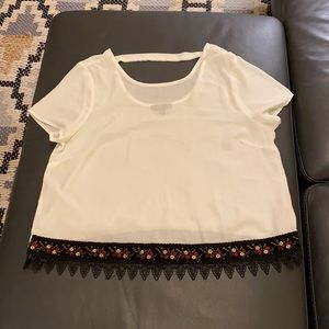 Monteau Women’s XL Cropped White Blouse with Embroidered Flowers and Lace Trim